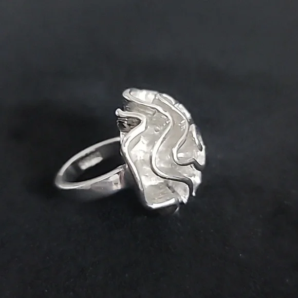 Large Gaudi FlowerCocktail Ring - Picture 3 of 7